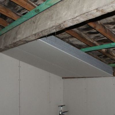 Isolatie en gipsafwerking op puntgevel